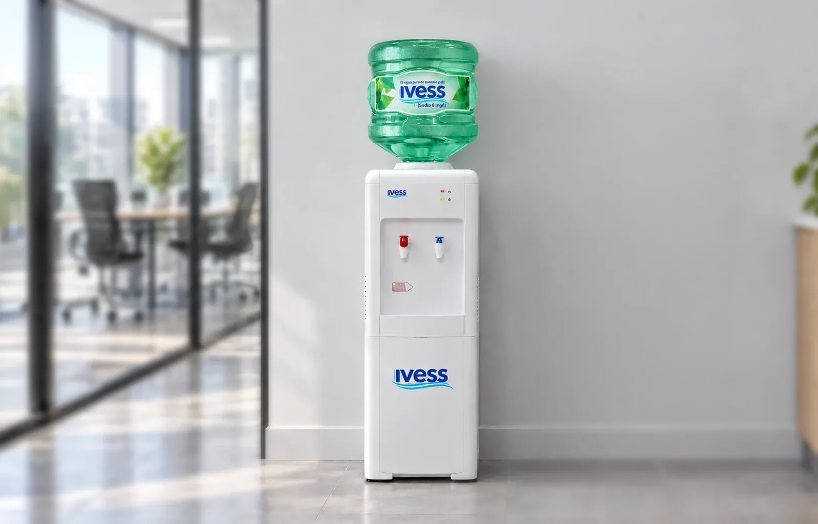 Dispenser IVESS frío-calor de pie con botellón bajo sodio en una oficina