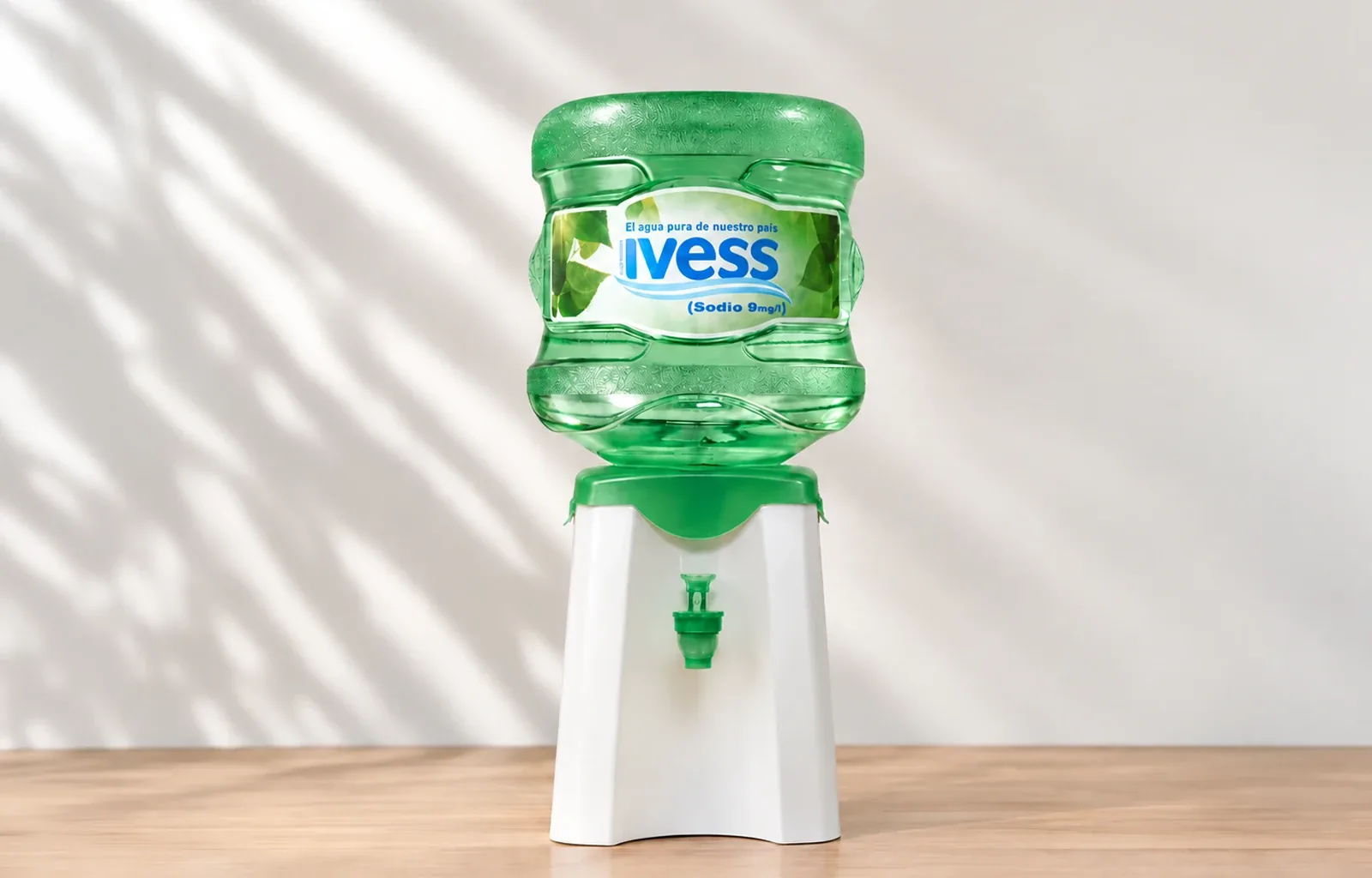 Dispenser natural IVESS con un botellón bajo sodio de 12 litros sobre una mesada