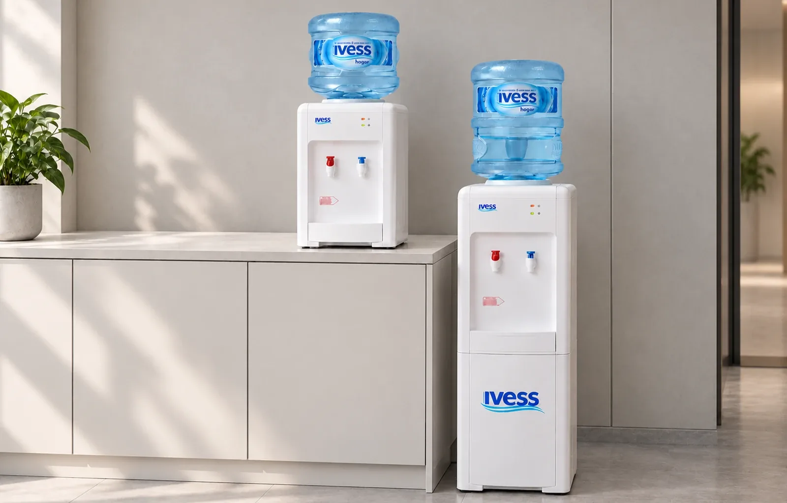 Dispenser IVESS frío-calor de mesada y dispenser de pie, ambos con botellón azul, en una oficina