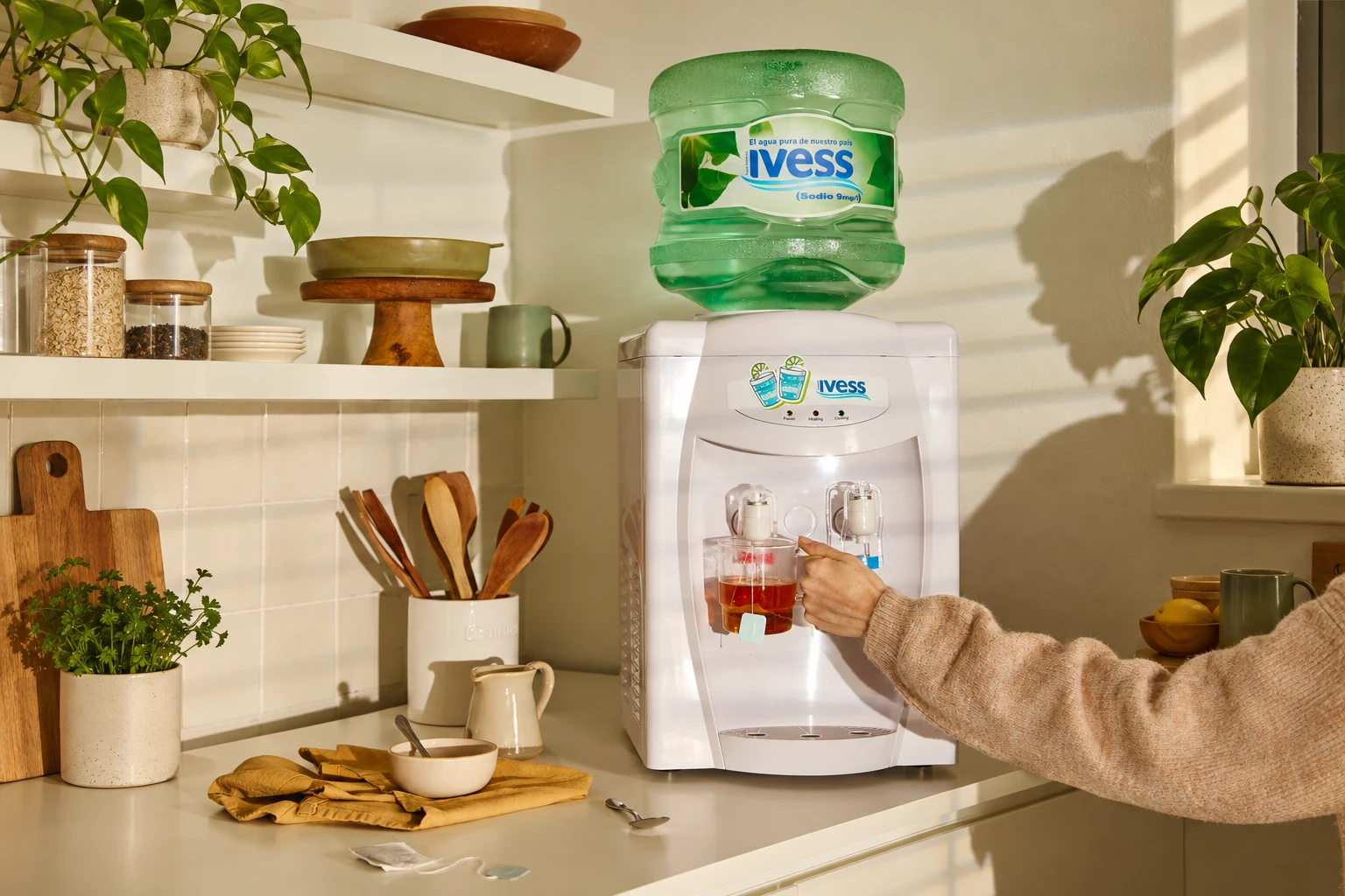 Botellón IVESS bajo sodio colocado en un dispenser frío-calor de mesada en una cocina