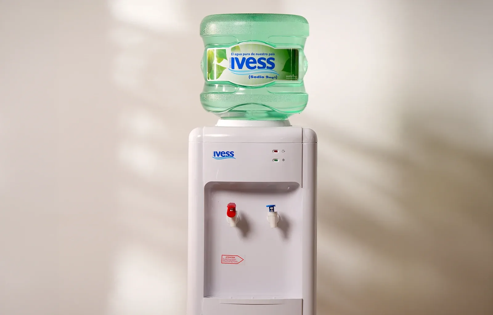 Botellón IVESS bajo sodio sobre un dispenser frío-calor